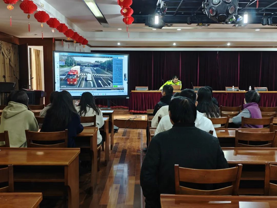 Dongbang Traffic Police Squadron მოვიდა ქარხანაში საგზაო მოძრაობის უსაფრთხოების გასაუმჯობესებლად